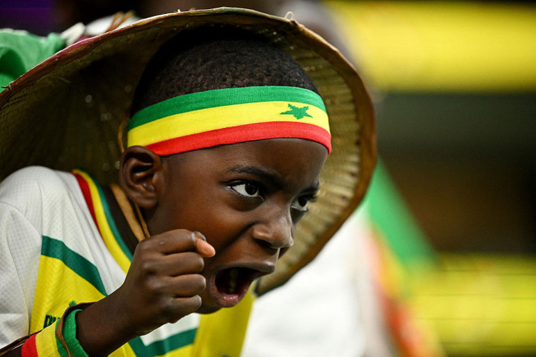 Một cổ động viên nhí của Senegal nhiệt huyết cổ vũ đội nhà trước trận đấu với đại diện mạnh là Hà Lan.