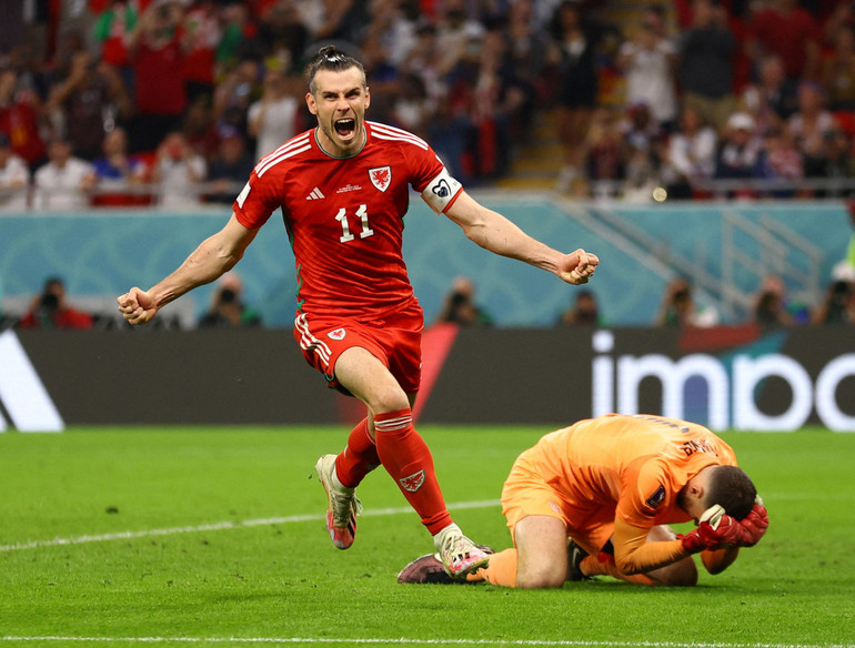Gareth Bale của Xứ Wales phấn khích sau khi gỡ hòa đội tuyển Mỹ. Bàn thắng quý giá đến ở phút 82 trên chấm phạt đền.