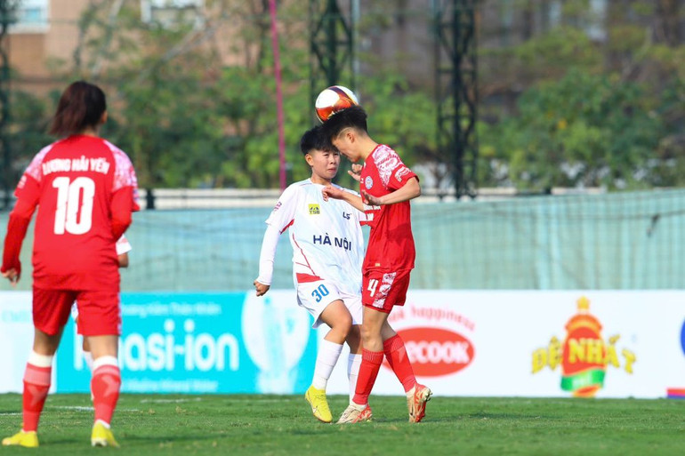 Hà Nội (áo trắng) có thế trận áp đảo trước Than khoáng sản Việt Nam.