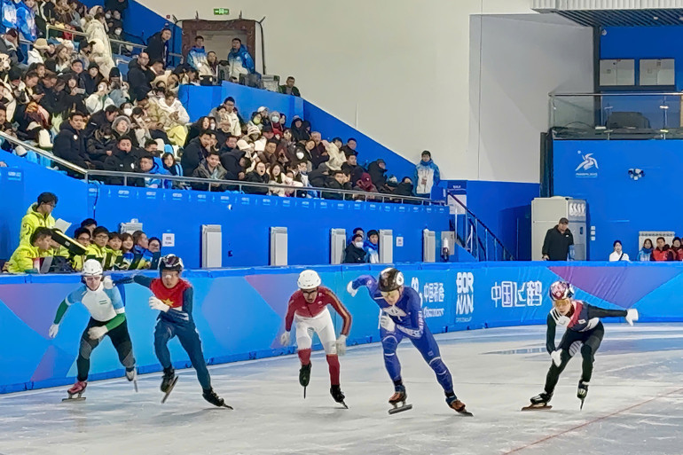 Dương Trường Lập thi đấu các cự ly 500m, 1.000m và 1.500m môn Trượt băng tốc độ cự ly ngắn. (Ảnh: Vinh Ngô)