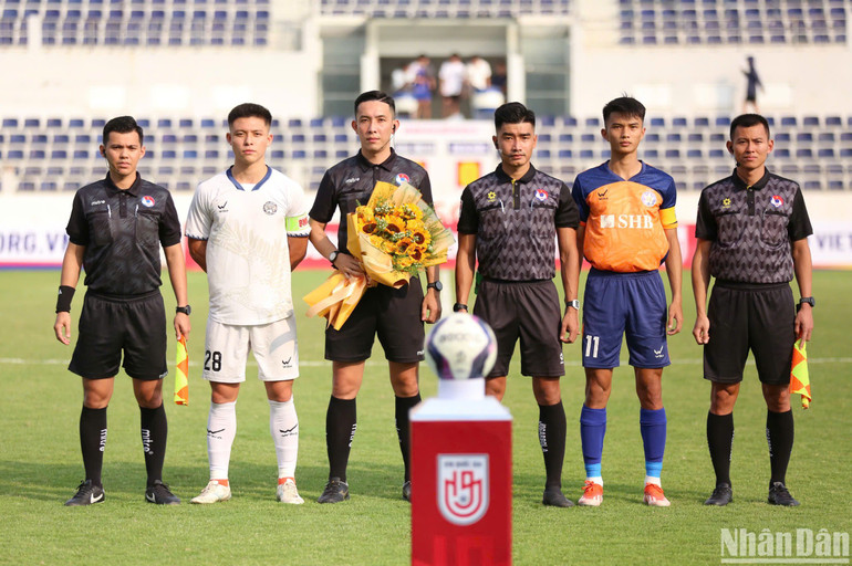 Ban trọng tài cùng đội trưởng hai đội Bà Rịa-Vũng Tàu và SHB Đà Nẵng tại trận đấu khai màn. (Ảnh: TUẤN HỮU) Ban trọng tài cùng đội trưởng hai đội Bà Rịa-Vũng Tàu và SHB Đà Nẵng tại trận đấu khai màn. (Ảnh: TUẤN HỮU)