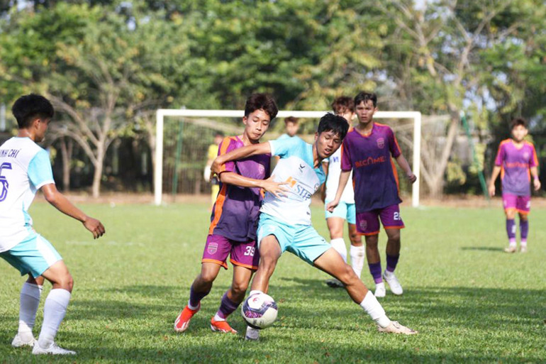 Bình Dương (áo tím) chạm trán SHB Đà Nẵng.