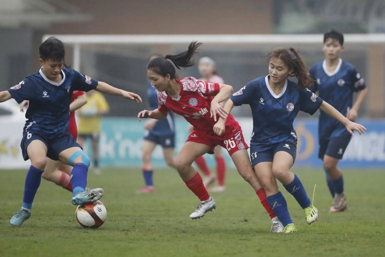 Zantino Vĩnh Phúc (áo xanh) thi đấu hiệu quả trước Than khoáng sản Việt Nam.