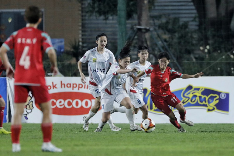 Các cô gái Hà Nội (áo trắng) giằng co cùng TP Hồ Chí Minh.