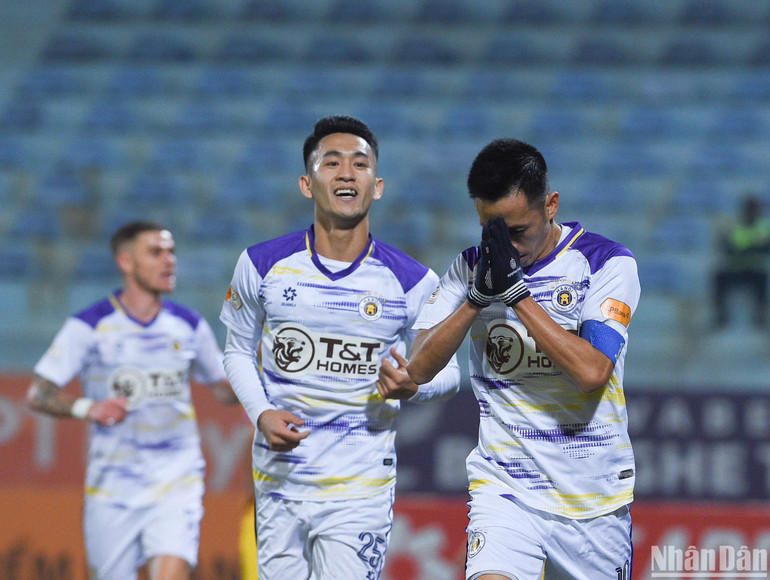 Văn Quyết thi đấu hiệu quả mang về hai bàn thắng dẫn trước. (Ảnh: TRẦN HẢI) Văn Quyết thi đấu hiệu quả mang về hai bàn thắng dẫn trước. (Ảnh: TRẦN HẢI)