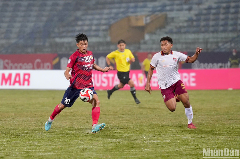 Trận đấu diễn ra căng thẳng. (Ảnh: SƠN TÙNG)