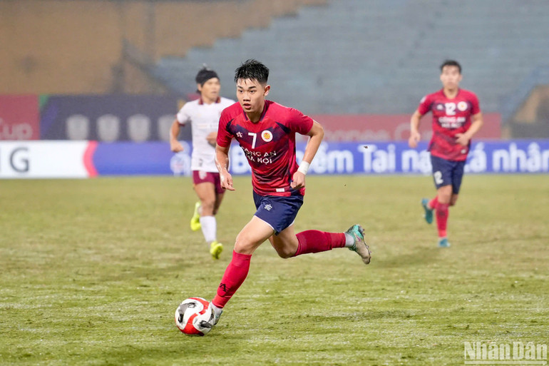 Cầu thủ sinh năm 2004 - Đình Bắc nâng tỷ số lên 2-1. (Ảnh: SƠN TÙNG)