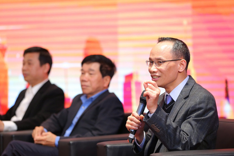 Các đại biểu thảo luận tại diễn đàn.