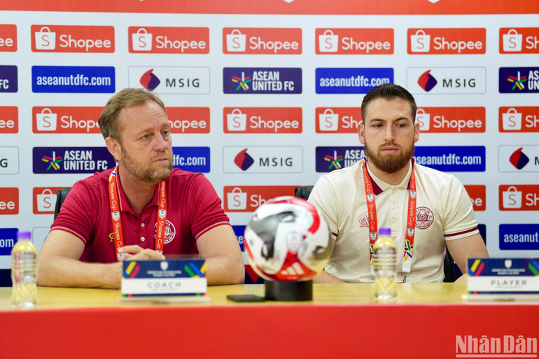 Huấn luyện viên Mano Polking và hậu vệ Hugo Gomes tại buổi họp báo. Huấn luyện viên Mano Polking và hậu vệ Hugo Gomes tại buổi họp báo.