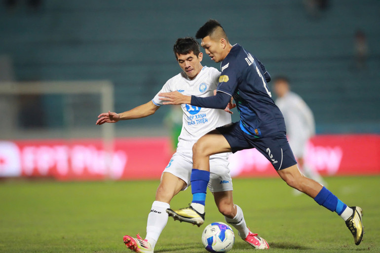 Trận đấu hấp dẫn với cách biệt 1 bàn thắng.