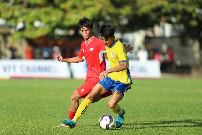 PVF (áo đỏ) giành chiến thắng trước Đồng Tháp.