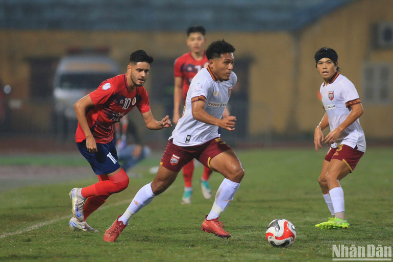 Câu lạc bộ Borneo gỡ hòa kịp thời trong hiệp 1. (Ảnh: SƠN TÙNG)