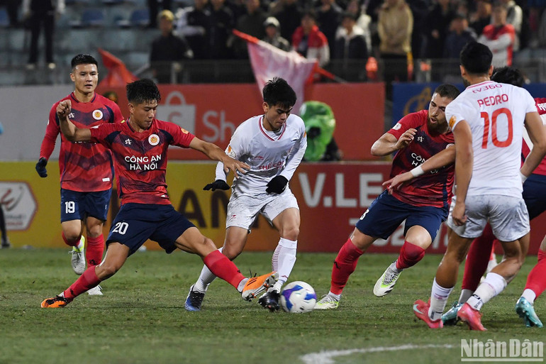 Hai đội giằng co trong từng đường bóng. (Ảnh: TRẦN HẢI)