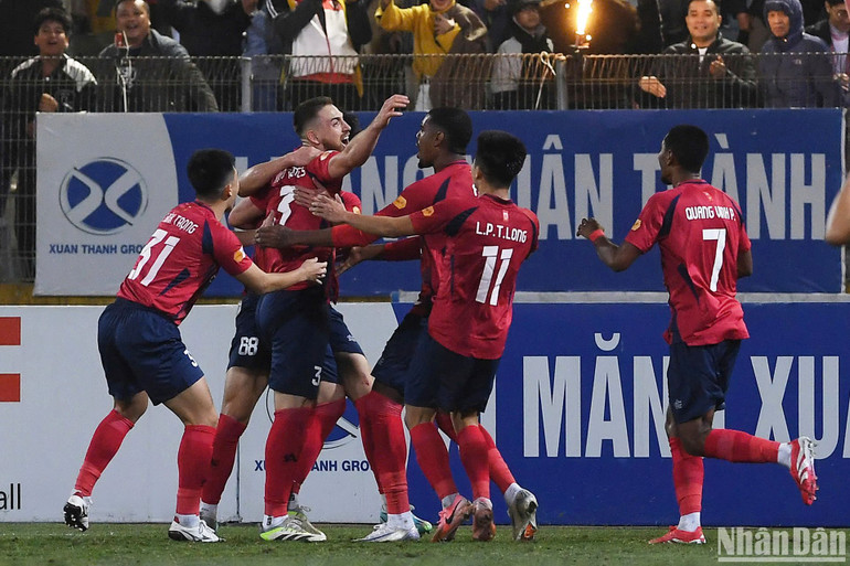 Các cầu thủ Công an Hà Nội có bàn thắng mở tỷ số. (Ảnh: TRẦN HẢI)