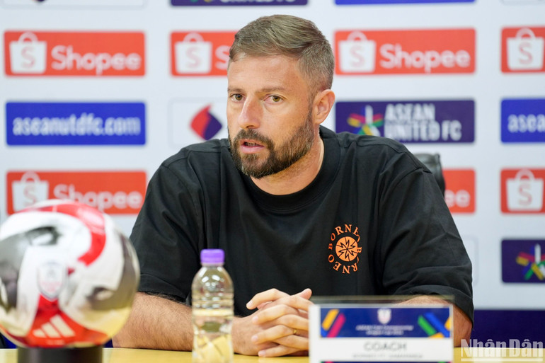 Huấn luyện viên Joaquin Gomez phát biểu tại buổi họp báo. Huấn luyện viên Joaquin Gomez phát biểu tại buổi họp báo.