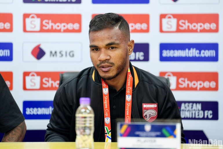 Cầu thủ Habibi Jusuf phát biểu tại buổi họp báo. Cầu thủ Habibi Jusuf phát biểu tại buổi họp báo.