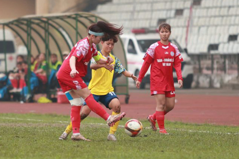 Than khoáng sản Việt Nam nỗ lực phòng ngự.