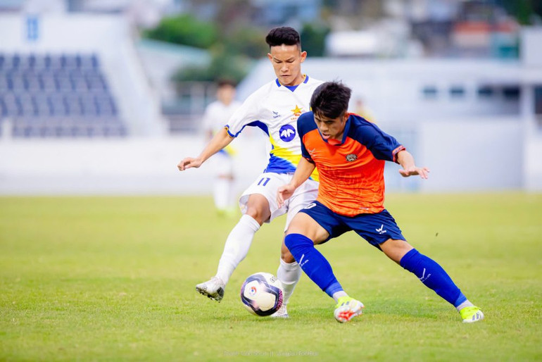 Sông Lam Nghệ AN (áo cam) giành suất vào chơi chung kết.