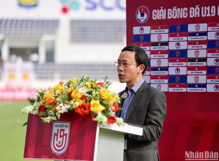 Ông Nguyễn Minh Châu - Phó Tổng Thư ký Liên đoàn Bóng đá Việt Nam, Trưởng Ban tổ chức giải phát biểu tại buổi lễ khai mạc. (Ảnh: TUẤN HỮU) Ông Nguyễn Minh Châu - Phó Tổng Thư ký Liên đoàn Bóng đá Việt Nam, Trưởng Ban tổ chức giải phát biểu tại buổi lễ khai mạc. (Ảnh: TUẤN HỮU)