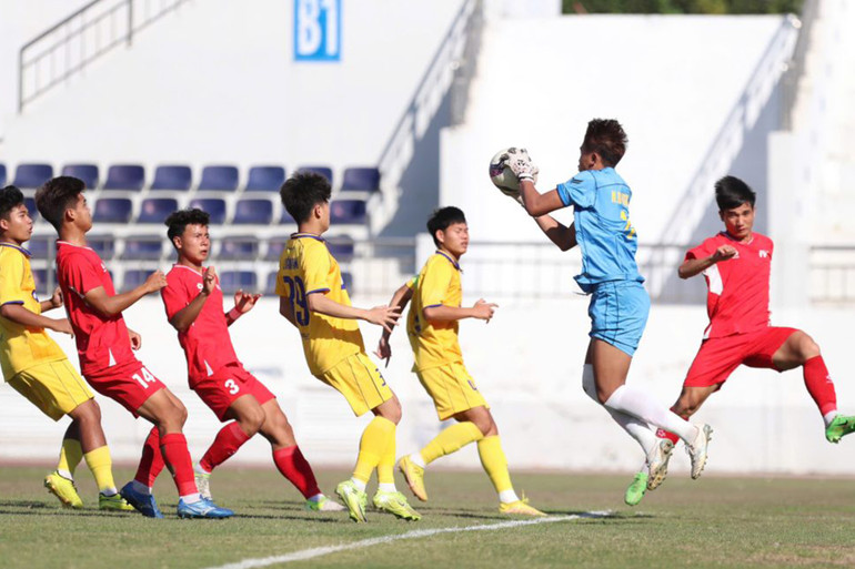 PVF vươn lên dẫn trước.