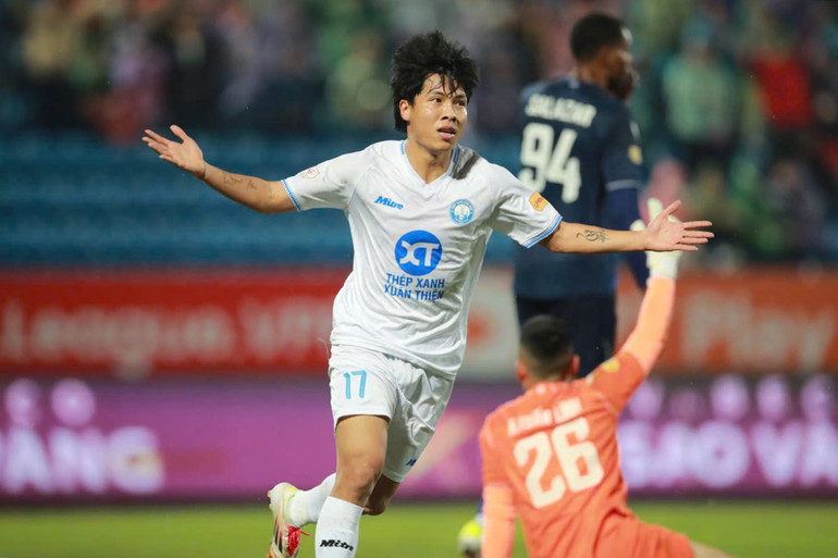 Văn Vĩ nâng tỷ số lên 3-1 cho Thép Xanh Nam Định.