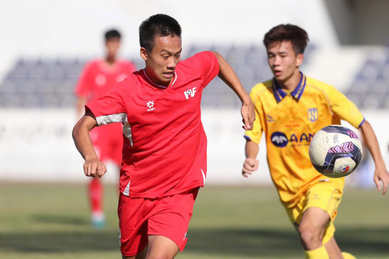 Thế trận giằng co trong hiệp 1.