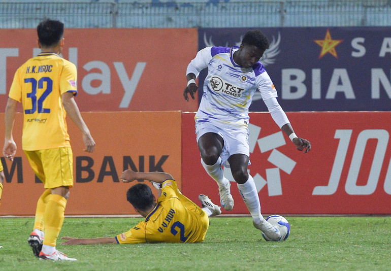 Thế trận cho thấy sự kiểm soát áp đảo của các cầu thủ Hà Nội. Thế trận cho thấy sự kiểm soát áp đảo của các cầu thủ Hà Nội.