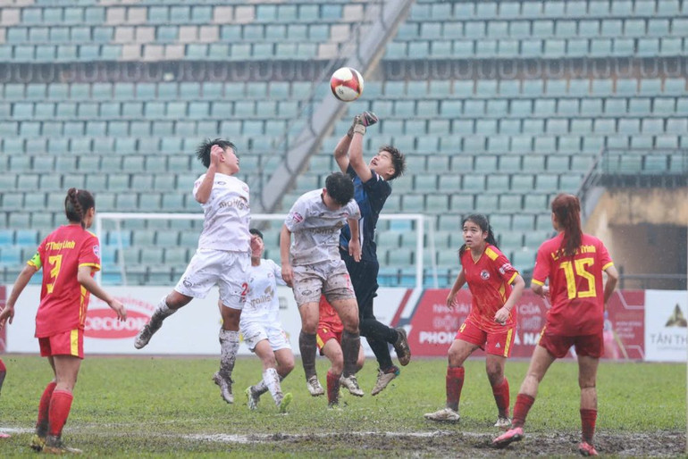 Thời tiết mưa khiến các cầu thủ gặp khó khăn triển khai bóng. (Ảnh: VFF)