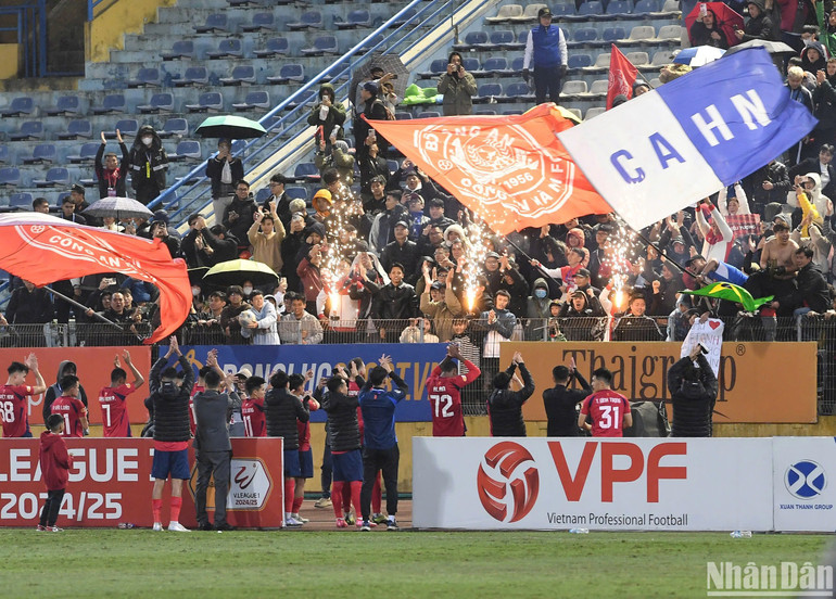 Các cầu thủ Công an Hà Nội ăn mừng cùng người hâm mộ. (Ảnh: TRẦN HẢI)