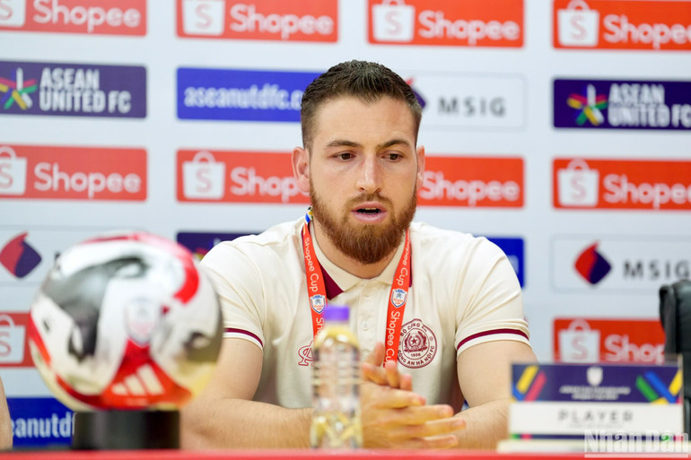 Hậu vệ Hugo Gomes phát biểu tại buổi họp báo. Hậu vệ Hugo Gomes phát biểu tại buổi họp báo.