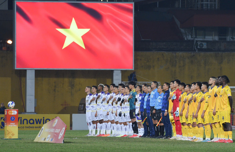 Hai đội thực hiện nghi thức chào cờ trước trận đấu. Hai đội thực hiện nghi thức chào cờ trước trận đấu.