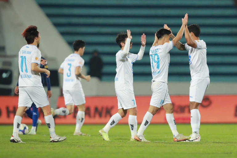 Văn Đạt ăn mừng bàn thắng cùng các đồng đội sau bàn mở tỷ số.