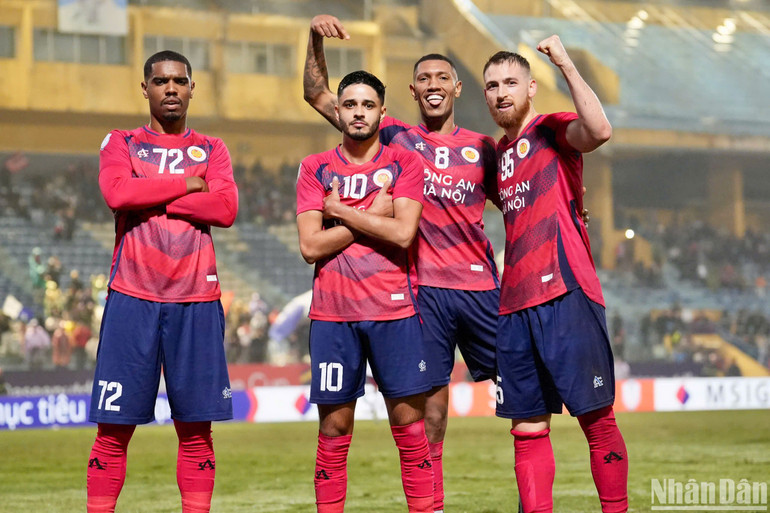 Ngoại binh Leo Artur ấn định chiến thắng 3-2 cho Công an Hà Nội. (Ảnh: SƠN TÙNG)