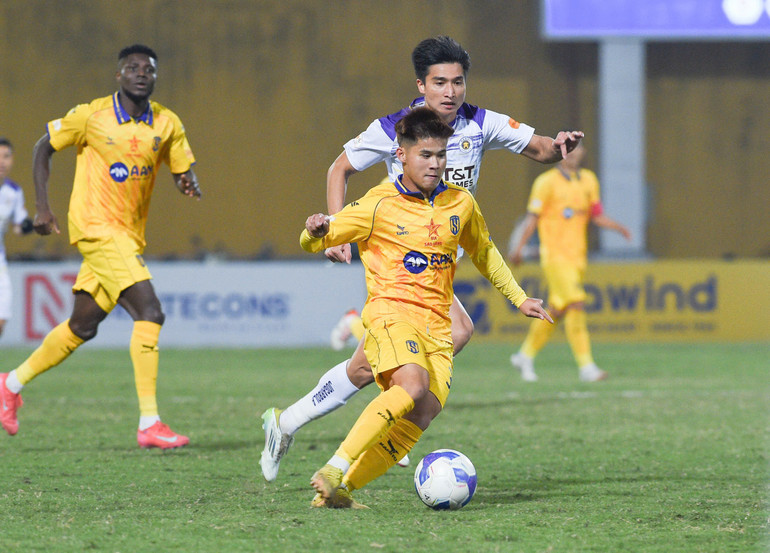 Với việc tụt sâu trên bảng xếp hạng, Sông Lam Nghệ An được đánh giá thấp hơn Hà Nội. Với việc tụt sâu trên bảng xếp hạng, Sông Lam Nghệ An được đánh giá thấp hơn Hà Nội.