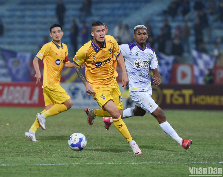 Sông Lam Nghệ An lùi sâu phòng ngự trước sức tấn công của Hà Nội. (Ảnh: TRẦN HẢI) Sông Lam Nghệ An lùi sâu phòng ngự trước sức tấn công của Hà Nội. (Ảnh: TRẦN HẢI)