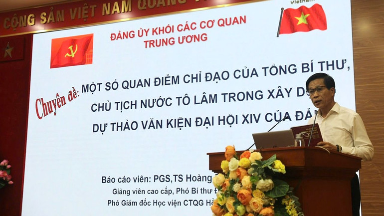 PGS, TS Hoàng Phúc Lâm truyền đạt chuyên đề .