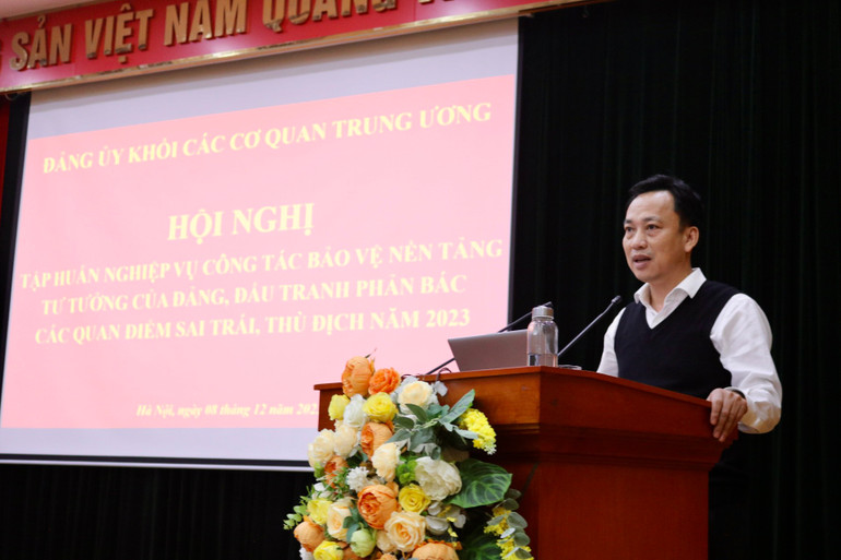 Phó Bí thư Thường trực Đảng ủy Khối Lại Xuân Lâm phát biểu kết luận hội nghị.