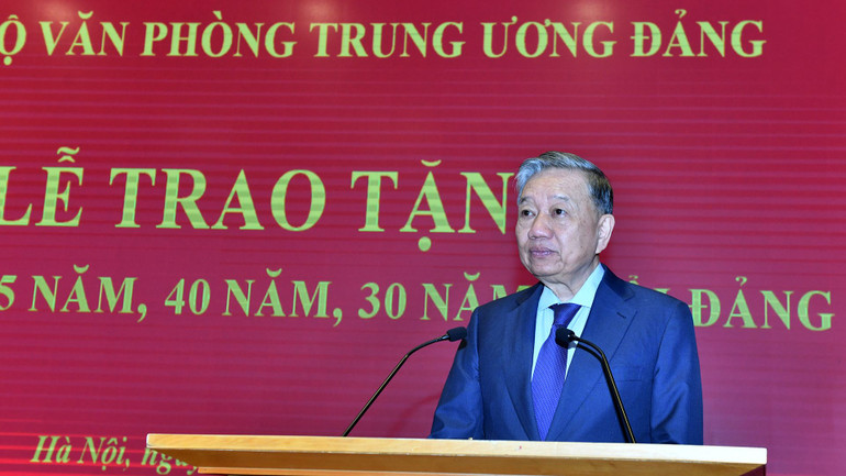 Tổng Bí thư Tô Lâm phát biểu chúc mừng đồng chí Trần Quốc Vượng và các đồng chí nhận Huy hiệu Đảng. (Ảnh: ĐĂNG KHOA)