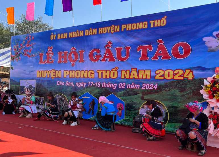 Các cô gái tham gia phần thi thêu hoa văn truyền thống.