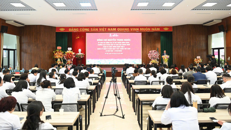 Đồng chí Nguyễn Trọng Nghĩa chúc mừng đội ngũ y, bác sĩ của Bệnh viện E đã làm chủ nhiều kỹ thuật tiên tiến. (Ảnh: THẾ ĐẠI)