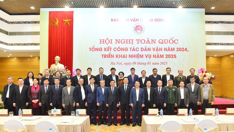 Các đại biểu chụp ảnh kỷ niệm. Các đại biểu chụp ảnh kỷ niệm.