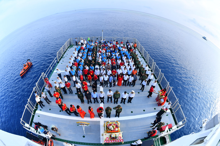 Linh thiêng Lễ tưởng niệm các cán bộ, chiến sĩ hy sinh trên vùng biển Gạc Ma, Cô Lin. (Ảnh: Đăng Khoa)