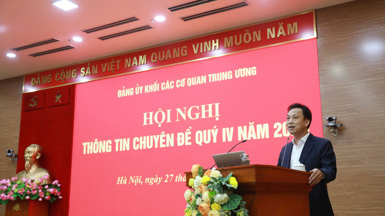 Phó Bí thư Thường trực Đảng ủy Khối Lại Xuân Lân định hướng tuyên truyền.