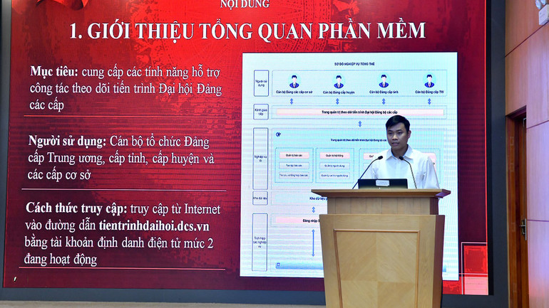 Cán bộ Cục C06, Bộ Công an giới thiệu về phần mềm theo dõi tiến trình đại hội. (Ảnh: ĐĂNG KHOA).