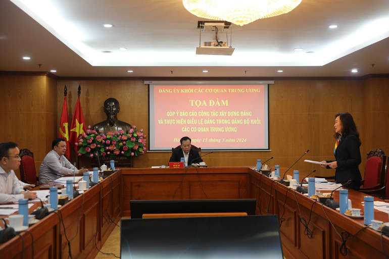 Đại biểu đến từ cơ quan đảng Trung ương tham luận. Đại biểu đến từ cơ quan đảng Trung ương tham luận.