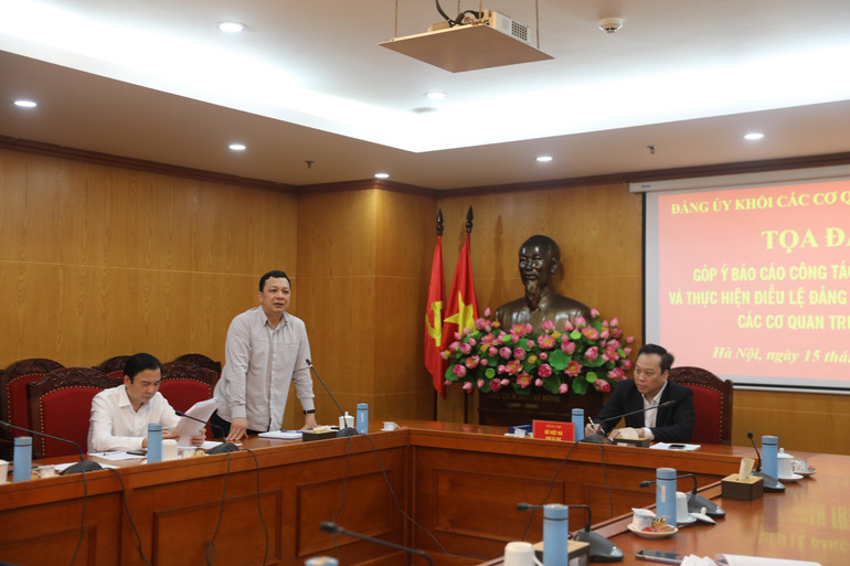 Đại biểu đến từ cơ quan tham mưu của Đảng ủy Khối tham luận. Đại biểu đến từ cơ quan tham mưu của Đảng ủy Khối tham luận.