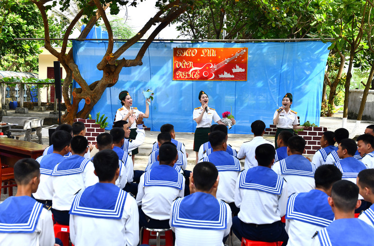 Giao lưu văn nghệ với các chiến sĩ trẻ trên đảo Song Tử Tây. (Ảnh: Đăng Khoa)
