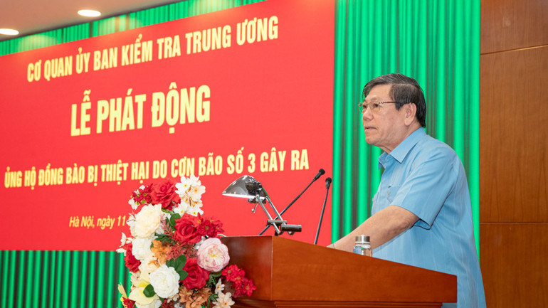 Đồng chí Trần Văn Rón phát động đợt quyên góp. (Ảnh: Sơn Tùng) Đồng chí Trần Văn Rón phát động đợt quyên góp. (Ảnh: Sơn Tùng)