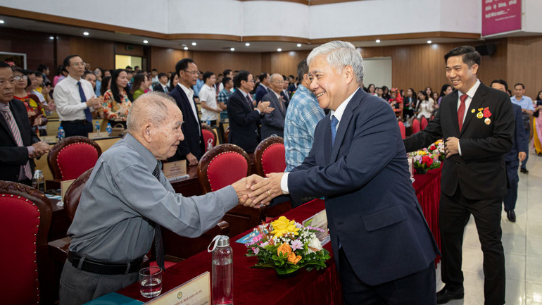 Đồng chí Đỗ Văn Chiến chúc mừng các thế hệ thày cô giáo của Học viện. (Ảnh: SƠN TÙNG)