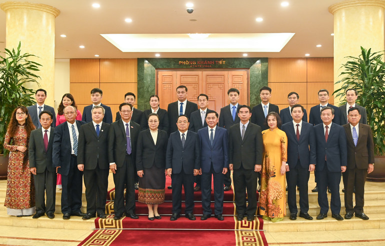 Chủ nhiệm Ủy ban Kiểm tra Trung ương Trần Cẩm Tú và Chủ nhiệm Ban Kiểm tra Trung ương Lào Khamphan Phommathat và các đại biểu . (Ảnh: DUY LINH)